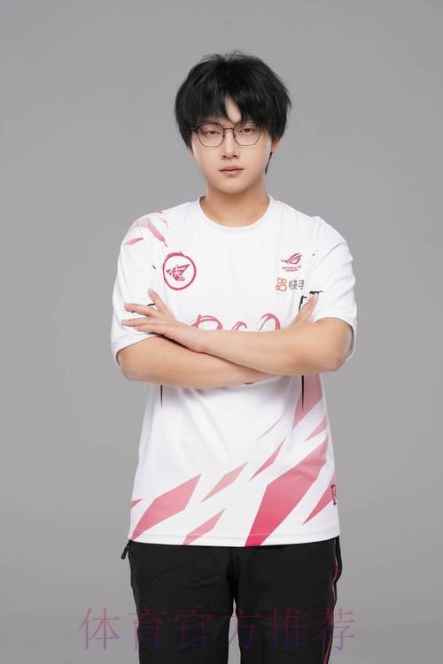 Fly发布个人春季赛定妆照拍摄花絮并配文：新起点，全力以赴